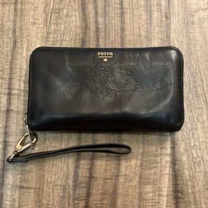Fossil: leather wallet w/ wrist strap
